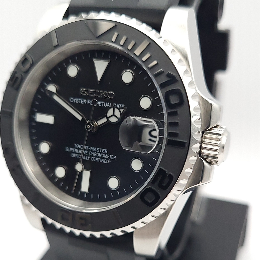 Seiko Black and Silver Men's Watch - Picture 2 of 8